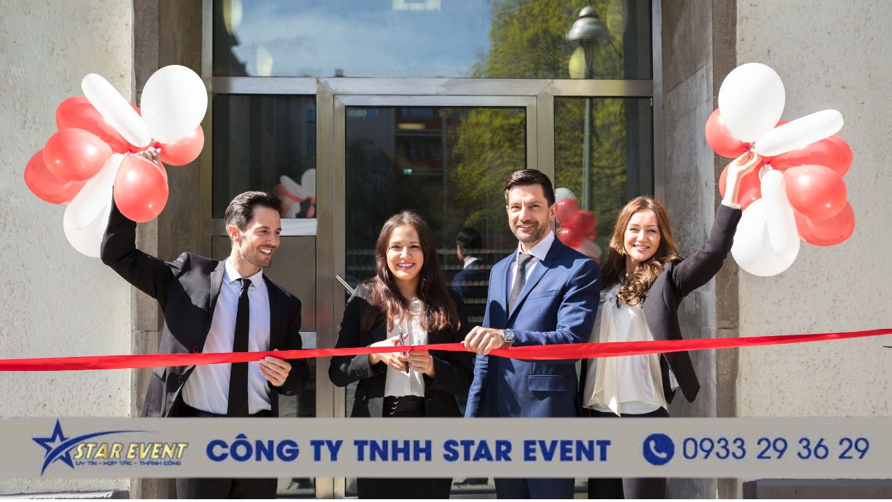 Thực hiện nghi thức cắt băng khánh thành