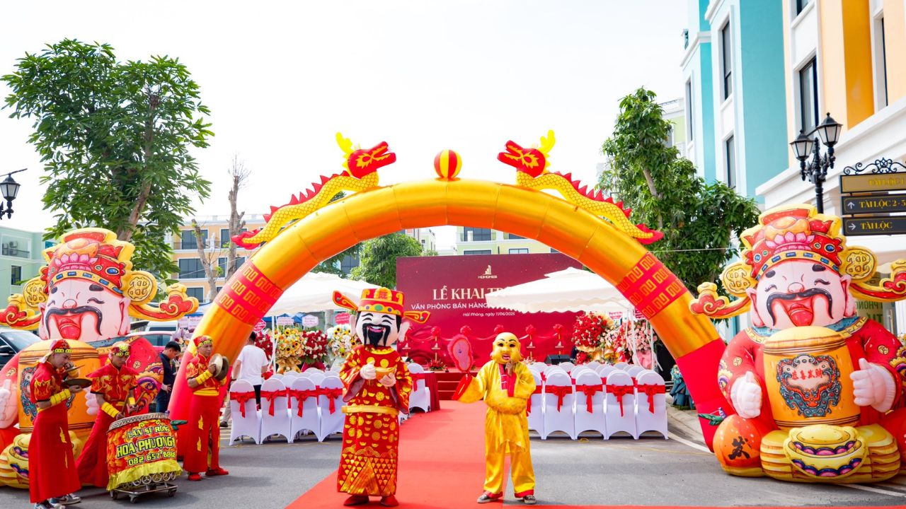 Trang trí khu vực mặt tiền và cổng chào khai trương (Nguồn ảnh_ Múa Lân Hải Phòng)